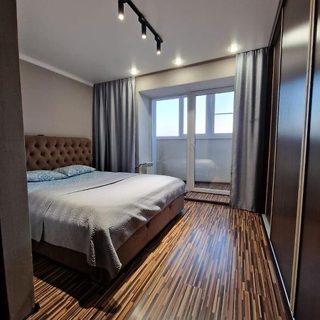 Apartment On Republic Square Uszty-Kamenogorszk Kültér fotó