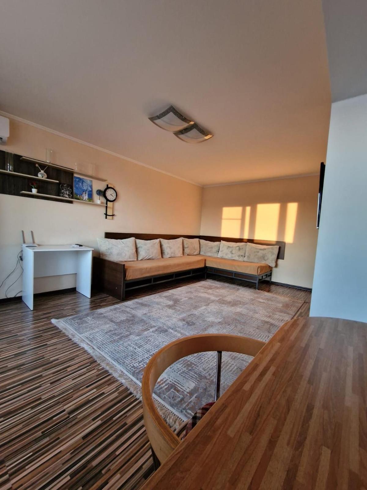 Apartment On Republic Square Uszty-Kamenogorszk Kültér fotó